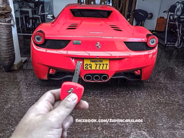  Ferrari 458 Italia Spider nổi bật với bộ áo đỏ và biển kiểm soát tứ quý 7. 