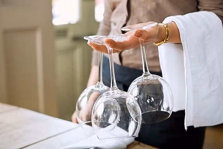 Cách làm sạch bóng ly hay cốc thủy tinh bị ố