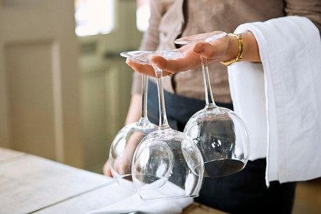 Cách làm sạch bóng ly hay cốc thủy tinh bị ố - Ảnh 1 Cach lam sach bong ly hay coc thuy tinh bi o - Anh 1