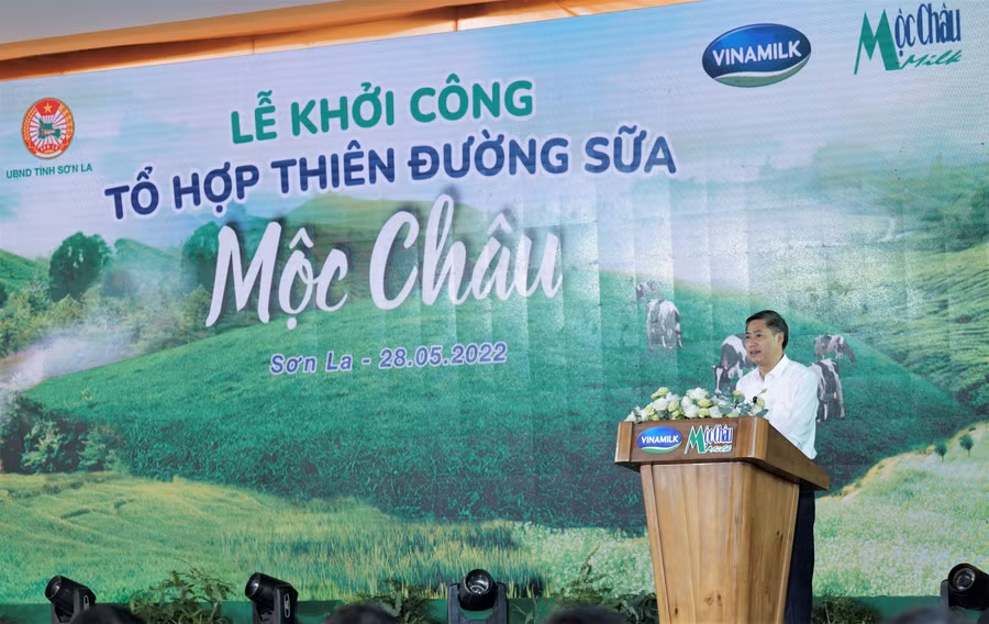 Ông Nguyễn Hữu Đông - Ủy viên BCH Trung ương Đảng, Bí thư Tỉnh ủy tỉnh Sơn La phát biểu và đánh giá cao về dự án do Vinamilk, Mộc Châu Milk đầu tư tại Mộc Châu.