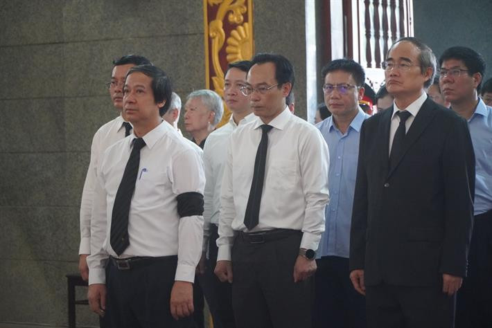 Đoàn Bộ GDĐT do Bộ trưởng Nguyễn Kim Sơn dẫn đầu viếng GS.TS Trần Hồng Quân. Đoàn có nguyên Phó Thủ tướng, nguyên Bộ trưởng Bộ GDĐT Nguyễn Thiện Nhân; các Thứ trưởng: Nguyễn Văn Phúc, Hoàng Minh Sơn. 