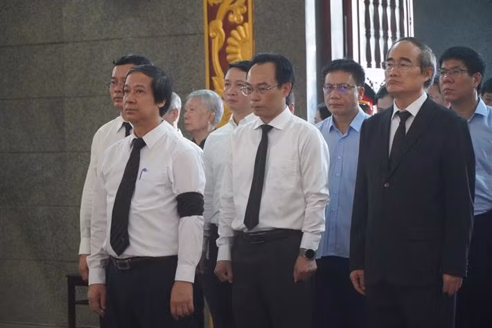 Đoàn Bộ GDĐT do Bộ trưởng Nguyễn Kim Sơn dẫn đầu viếng GS.TS Trần Hồng Quân. Đoàn có nguyên Phó Thủ tướng, nguyên Bộ trưởng Bộ GDĐT Nguyễn Thiện Nhân; các Thứ trưởng: Nguyễn Văn Phúc, Hoàng Minh Sơn. 