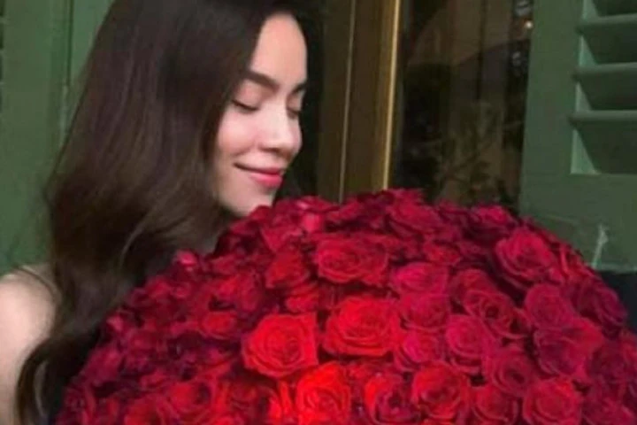 Hồ Ngọc Hà khoe bó hồng "khủng" trăm bông - quà Valentine muộn