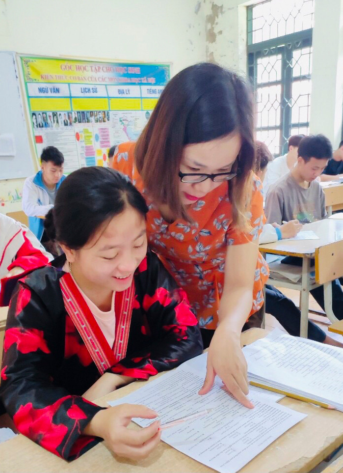 Giáo viên Trường THCS & THPT Tả Sìn Thàng hỗ trợ học sinh ôn luyện. Giáo viên Trường THCS & THPT Tả Sìn Thàng hỗ trợ học sinh ôn luyện.