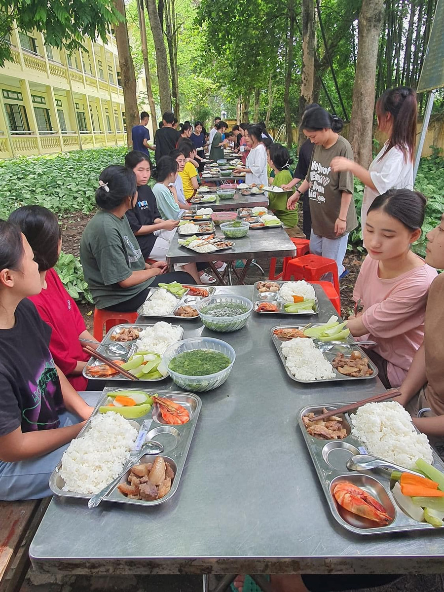 Bữa ăn đảm bảo dinh dưỡng của học sinh lớp 12 Trường THPT Phan Đình Giót. Bữa ăn đảm bảo dinh dưỡng của học sinh lớp 12 Trường THPT Phan Đình Giót.