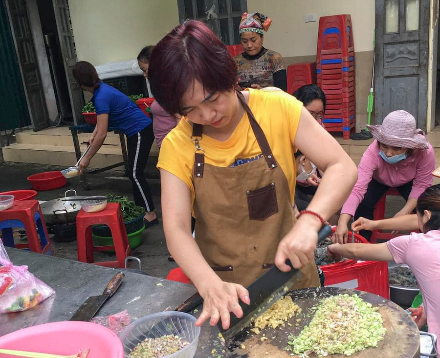 Giáo viên, phụ huynh Trường THPT Phan Đình Giót chung tay nấu ăn cho học sinh. Giáo viên, phụ huynh Trường THPT Phan Đình Giót chung tay nấu ăn cho học sinh.