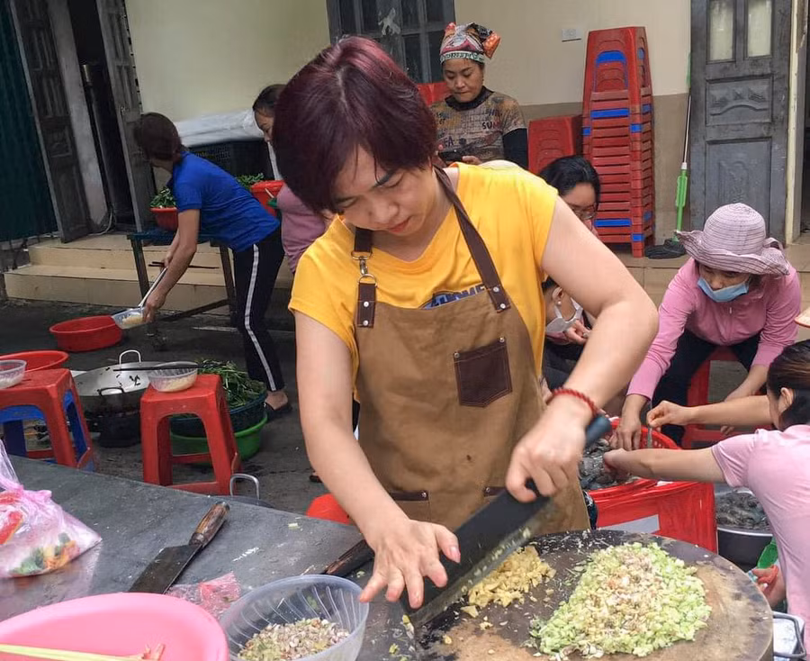 Giáo viên, phụ huynh Trường THPT Phan Đình Giót chung tay nấu ăn cho học sinh.