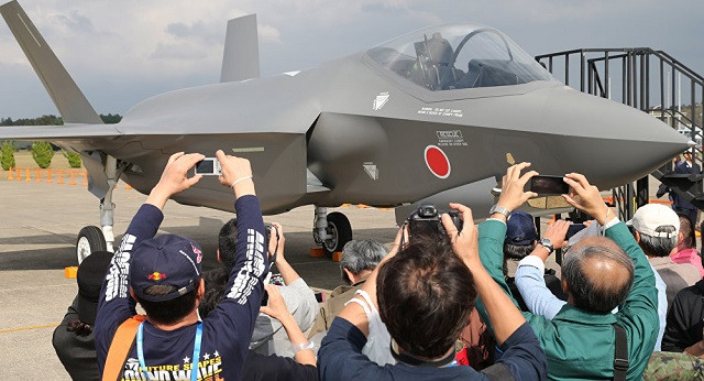 Một chiến đấu cơ F-35