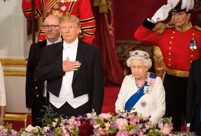 TT Trump đặt tay lên ngực khi quốc ca Mỹ vang lên tại Cung điện Buckingham