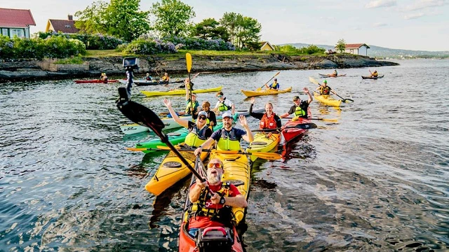 Thái tử Haakon, Công chúa Mette-Marit của Na Uy chèo thuyền kayak ở Oslo với một nhóm thanh niên hồi đầu tháng.