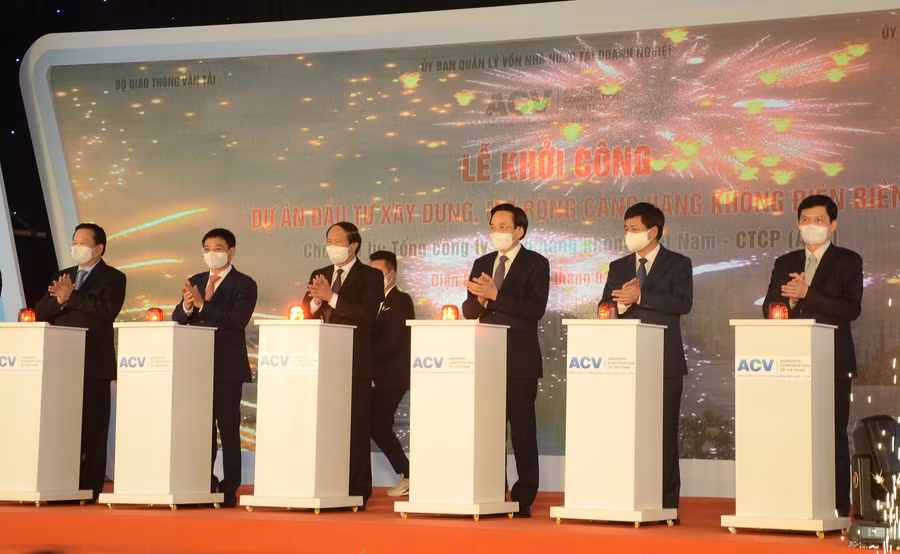 Phó Thủ tướng Lê Văn Thành cùng các đồng chí lãnh đạo Bộ, ngành trung ương, tỉnh Điện Biên và ACV Việt Nam ấn nút khởi động dự án.