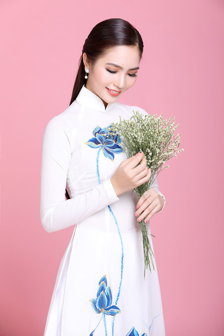Hoa hậu Dương Kim Ánh lần đầu hát mở màn chương trình phát sóng trực tiếp - Ảnh 2 Hoa hau Duong Kim Anh lan dau hat mo man chuong trinh phat song truc tiep - Anh 2