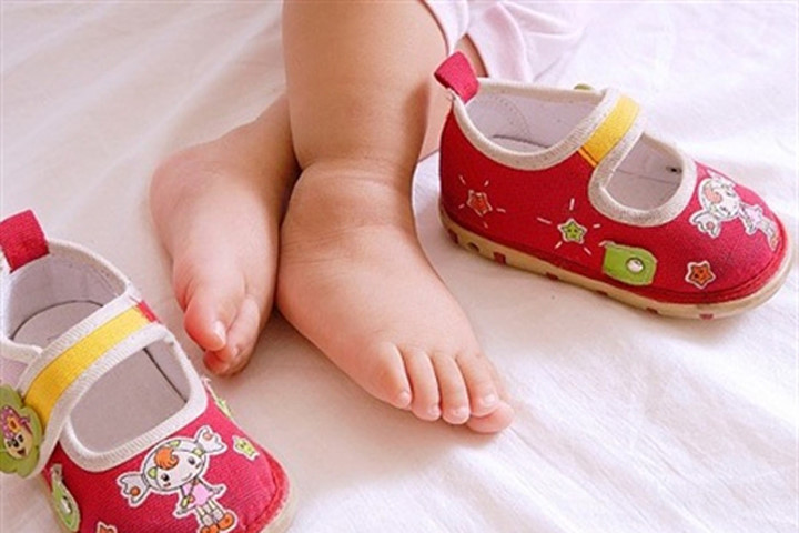 Mua giày rộng cho con đi để đỡ tốn tiền, mẹ chẳng thể ngờ chân con thành thế này