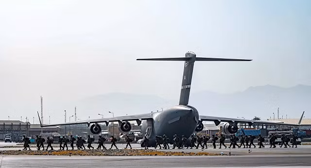 Binh sĩ Mỹ tới bảo vệ sân bay ở Kabul, Afghanistan.