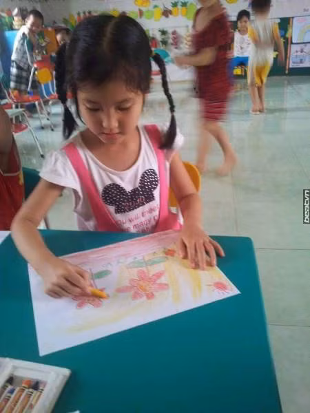 Tam long nhan ai cua su co nuoi 6 tre mo coi trong ngoi chua sap sap - Anh 4