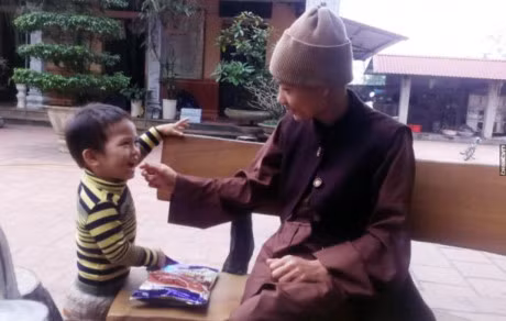 Tam long nhan ai cua su co nuoi 6 tre mo coi trong ngoi chua sap sap - Anh 9