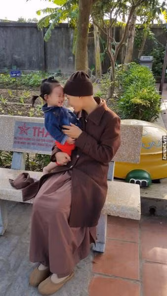 Tam long nhan ai cua su co nuoi 6 tre mo coi trong ngoi chua sap sap - Anh 5