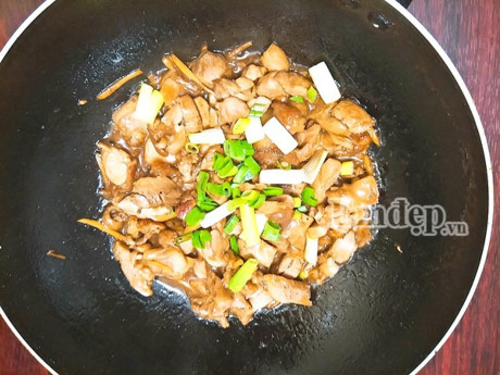 Khỏi vắt óc nghĩ ăn gì hôm nay, gà sốt nước tương ăn lại hay hay! - Ảnh 10 Khoi vat oc nghi an gi hom nay, ga sot nuoc tuong an lai hay hay! - Anh 10