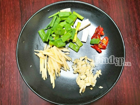 Khỏi vắt óc nghĩ ăn gì hôm nay, gà sốt nước tương ăn lại hay hay! - Ảnh 5 Khoi vat oc nghi an gi hom nay, ga sot nuoc tuong an lai hay hay! - Anh 5