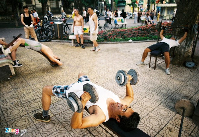 Tập thể hình bằng đồ tự chế bên hồ Gươm