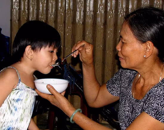 Đúng trẻ ăn đúng cách giúp các bé giảm nguy cơ nghẹn sặ. Ảnh: Thiên Chương