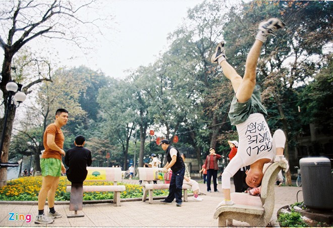 Tập thể hình bằng đồ tự chế bên hồ Gươm