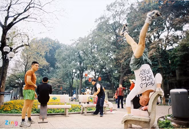 Tập thể hình bằng đồ tự chế bên hồ Gươm