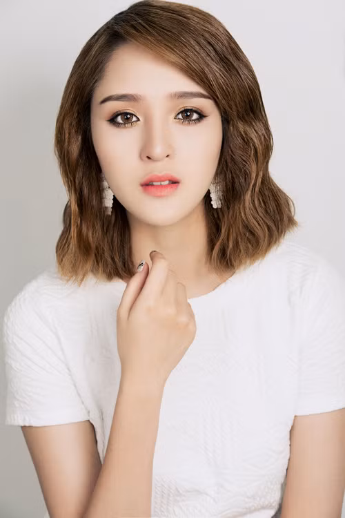 Á hậu Hoàng Anh biến hóa với 3 phong cách makeup ảnh 3