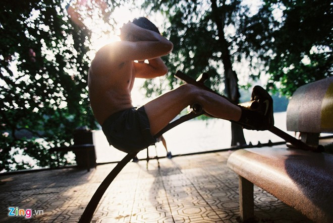 Tập thể hình bằng đồ tự chế bên hồ Gươm