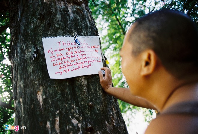 Tập thể hình bằng đồ tự chế bên hồ Gươm