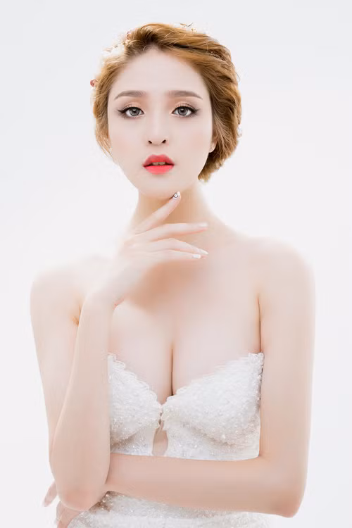 Á hậu Hoàng Anh biến hóa với 3 phong cách makeup ảnh 2