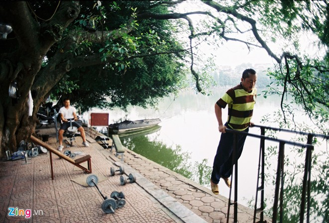 Tập thể hình bằng đồ tự chế bên hồ Gươm