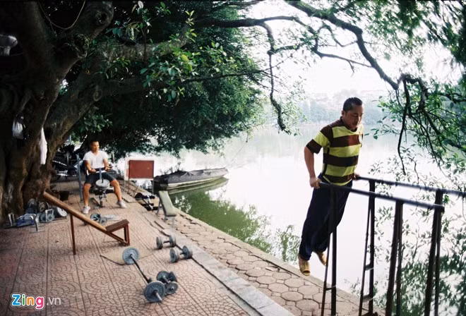 Tập thể hình bằng đồ tự chế bên hồ Gươm