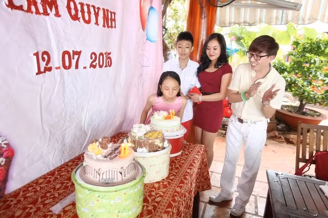 Long Nhật không giấu được sự hào hứng, hạnh phúc khi cô con gái thổi nến.