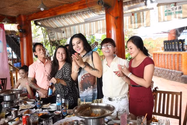Mọi người cùng nhau hát tặng bé Lâm Quỳnh nhân dịp thêm tuổi mới.
