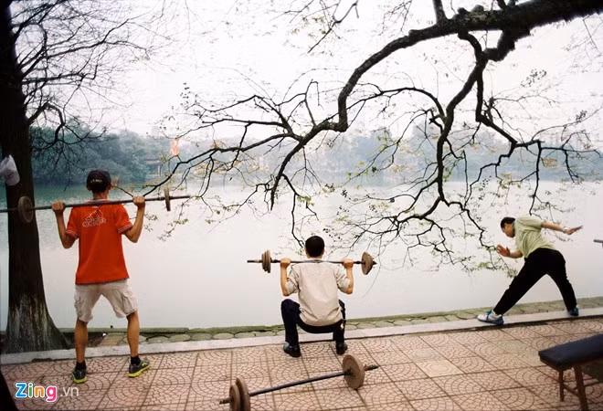 Tập thể hình bằng đồ tự chế bên hồ Gươm