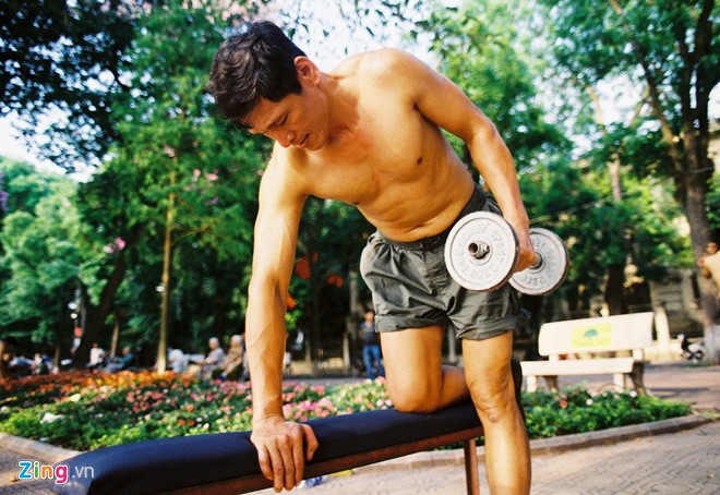 Tập thể hình bằng đồ tự chế bên hồ Gươm