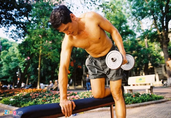 Tập thể hình bằng đồ tự chế bên hồ Gươm