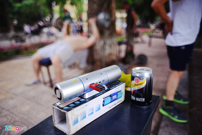 Tập thể hình bằng đồ tự chế bên hồ Gươm