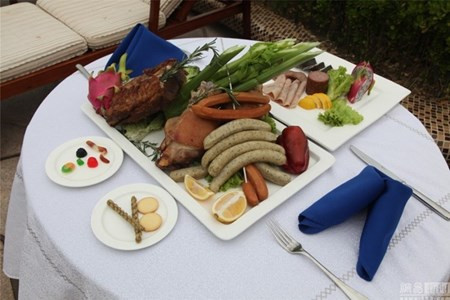 Dai gia thue sieu khach san to chuc sinh nhat thu cung