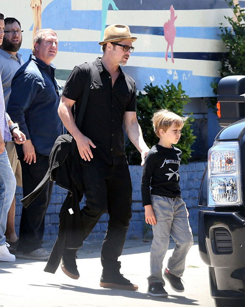 Cặp song sinh của Jolie-Pitt càng lớn càng đáng yêu