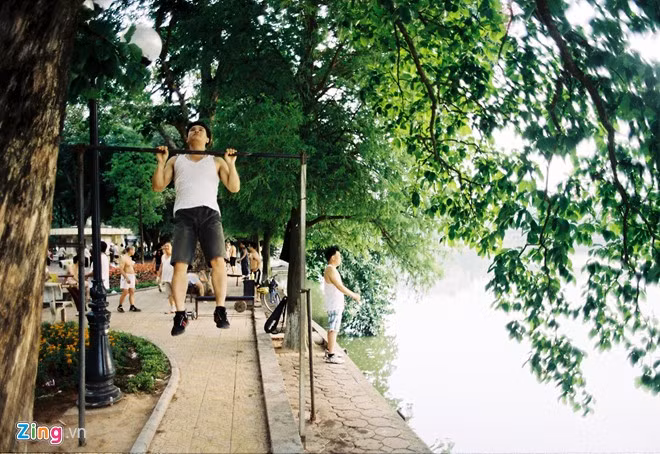 Tập thể hình bằng đồ tự chế bên hồ Gươm