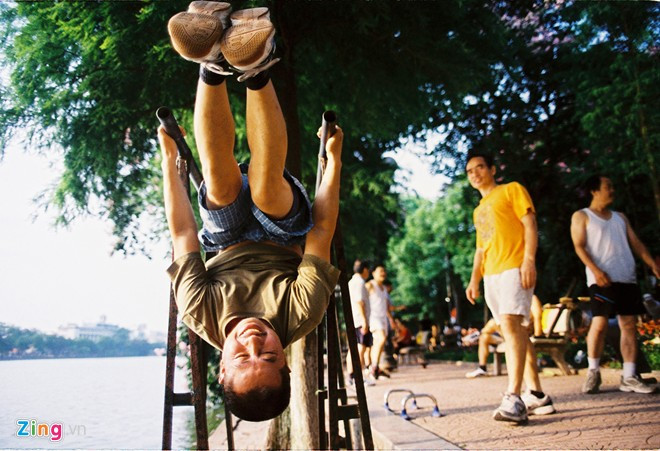 Tập thể hình bằng đồ tự chế bên hồ Gươm