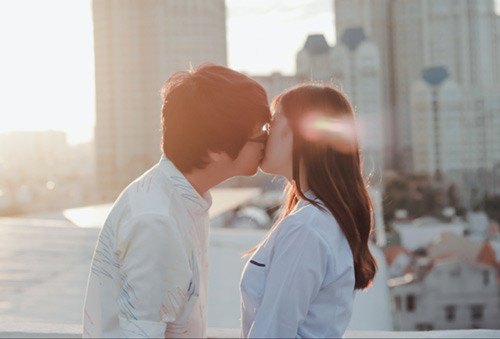 Bùi Anh Tuấn vất vả “khóa môi” hot girl ảnh 1 Bùi Anh Tuấn vất vả “khóa môi” hot girl ảnh 1