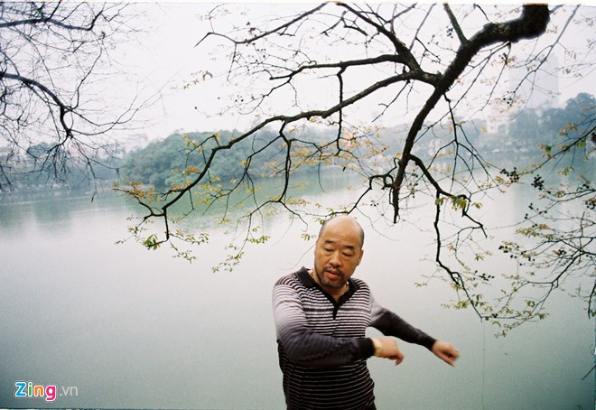 Tập thể hình bằng đồ tự chế bên hồ Gươm