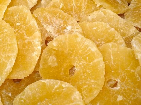 Nên ngồi xa vị trí đặt các đĩa bánh, mứt nhiều đường vì chúng không tốt cho sức khỏe của bạn. Hình minh họa