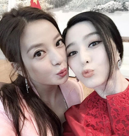 Triệu Vy và Phạm Băng Băng chụp ảnh thân mật trong sự kiện ngày 18/2.