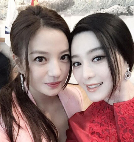 Hai ngọc nữ của làng giải trí Hoa ngữ muốn đánh tan tin đồn thù địch, mâu thuẫn.