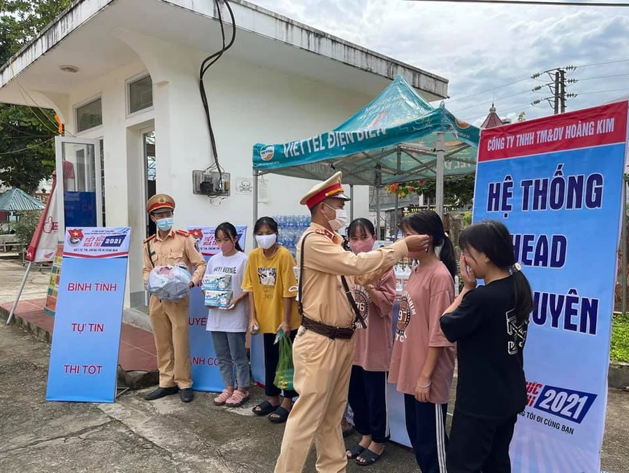 ĐVTN Công an huyện Tuần Giáo (Điện Biên) tặng khẩu trang, nước uống cho thí sinh dự thi. (Ảnh Công an Tuần Giáo)