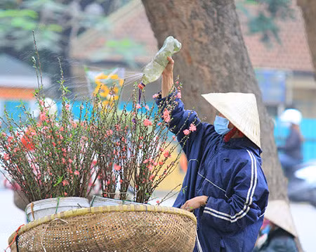 Ram thang Gieng: Dao Nhat Tan cuoi mua xuong pho - Anh 3